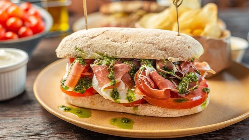 Panino con il prosciutto crudo e crema di rucola-1